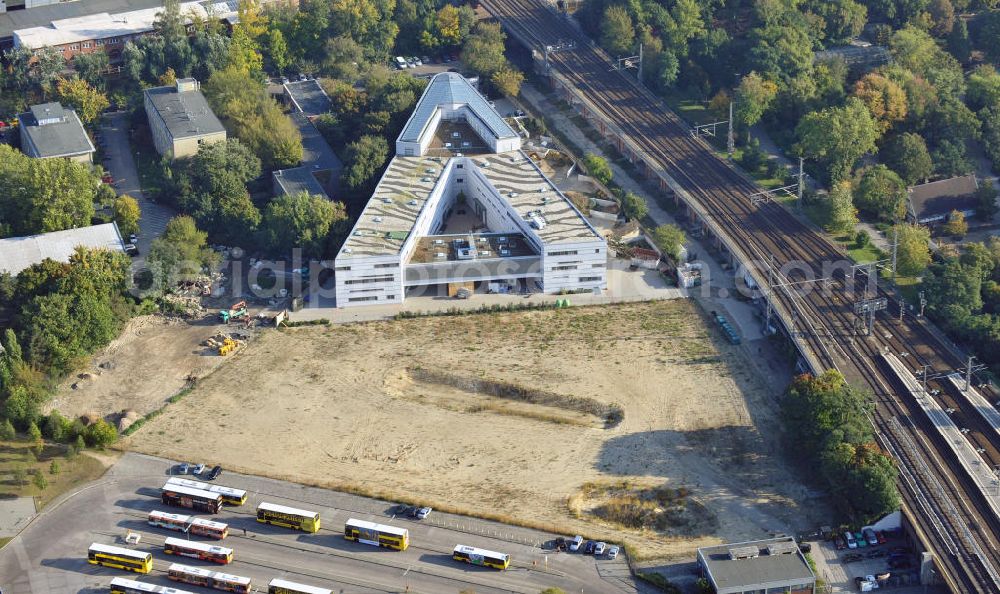 Berlin from the bird's eye view: Brachliegende Fläche an der Hertzallee am S-Bahnhof Zoologischer Garten in Berlin-Charlottenburg. Hier war der Bau des Riesenrads Berlin Wheel geplant. Idle area at the Hertzallee and the station Zoologischer Garten in Berlin-Charlottenburg.