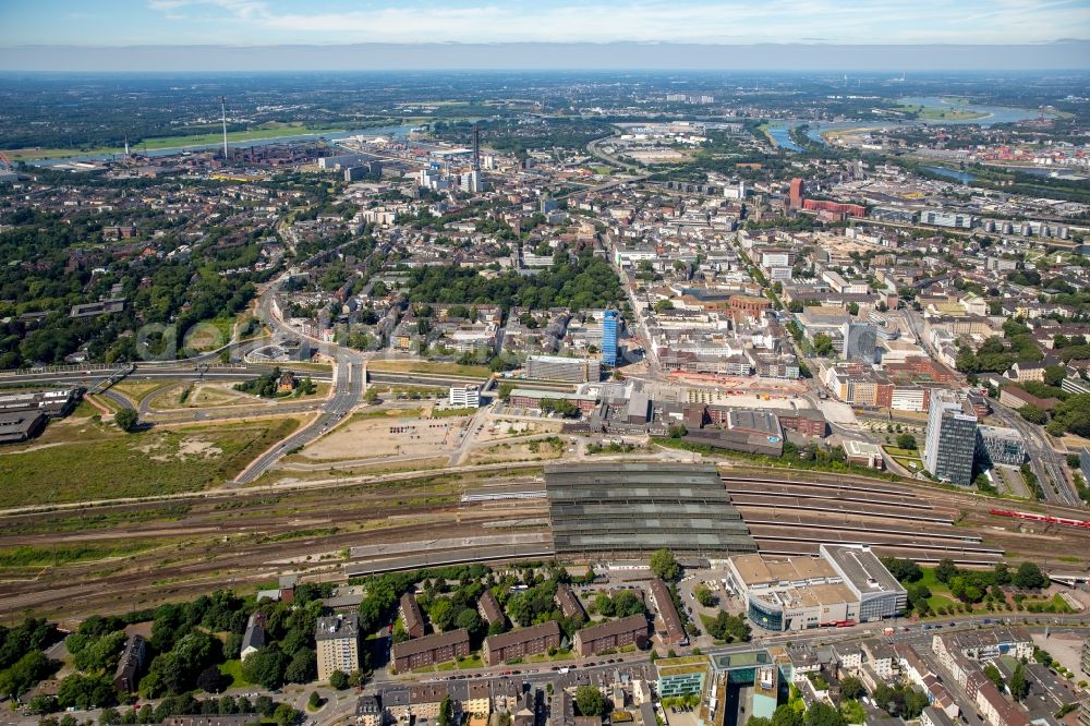 Aerial photograph Duisburg - Track progress and building of the main station of the railway in Duisburg in the state North Rhine-Westphalia