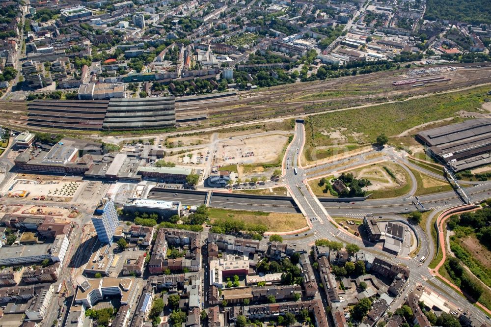 Duisburg from the bird's eye view: Track progress and building of the main station of the railway in Duisburg in the state North Rhine-Westphalia