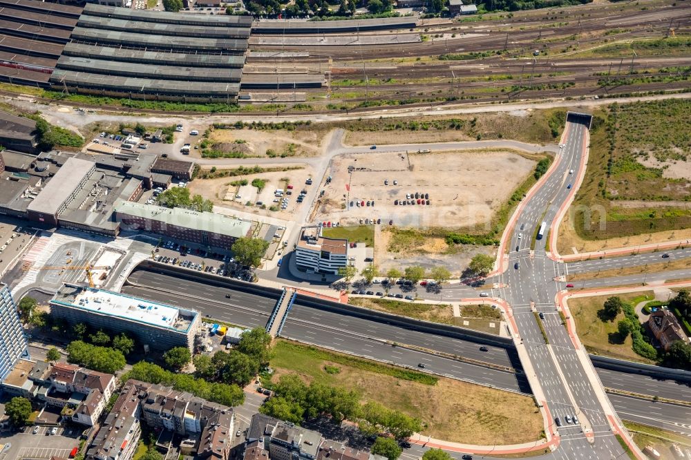 Aerial image Duisburg - Track progress and building of the main station of the railway in Duisburg in the state North Rhine-Westphalia