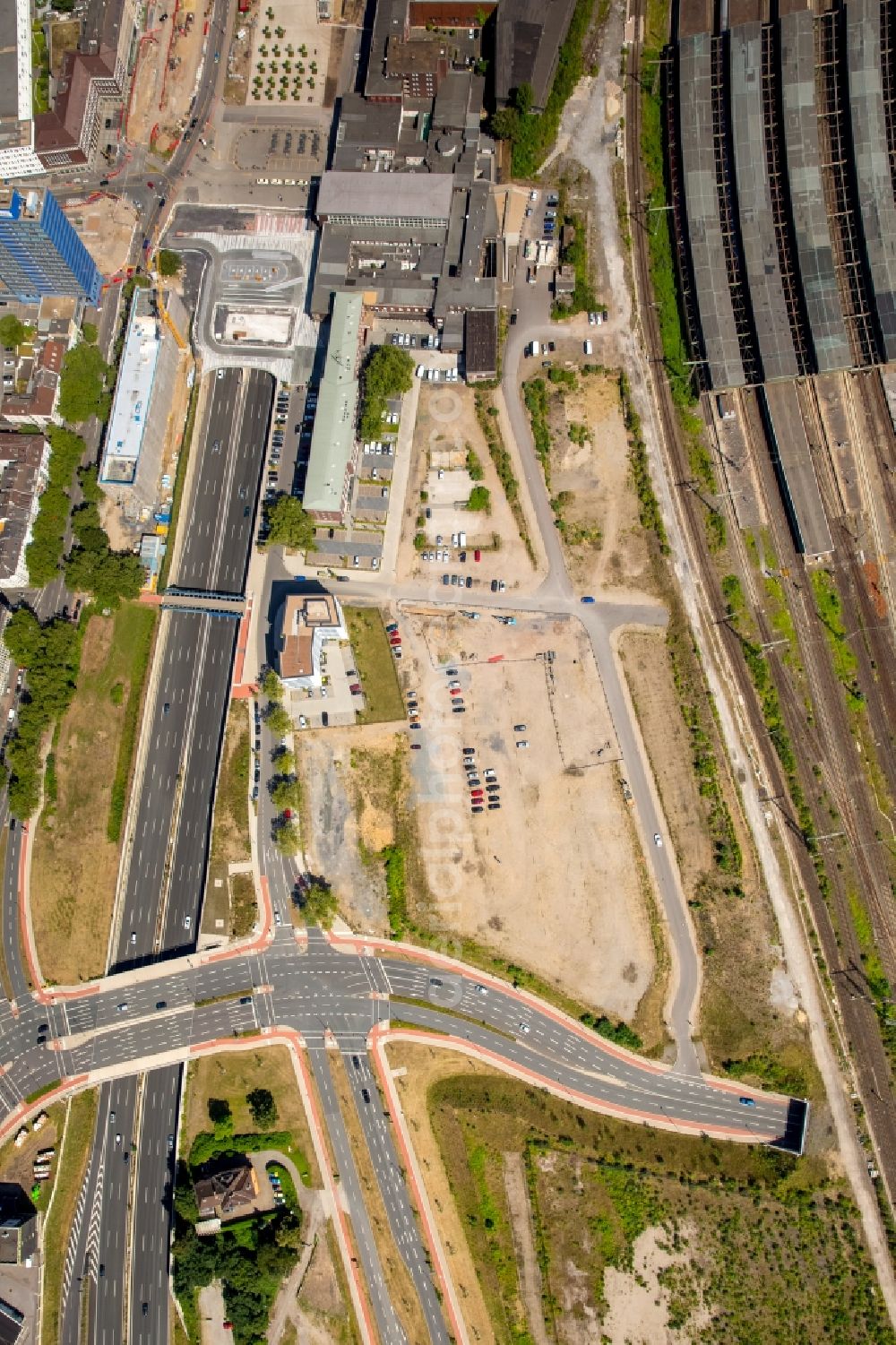 Aerial photograph Duisburg - Track progress and building of the main station of the railway in Duisburg in the state North Rhine-Westphalia