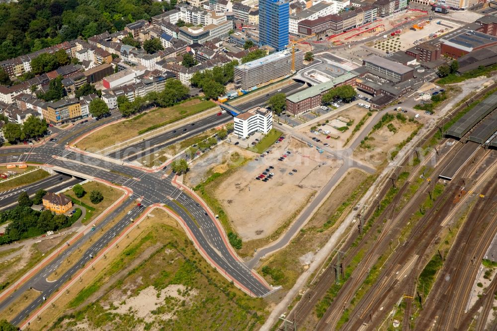 Aerial photograph Duisburg - Track progress and building of the main station of the railway in Duisburg in the state North Rhine-Westphalia