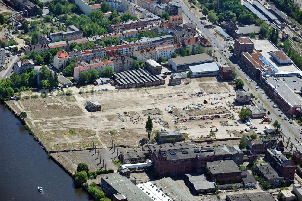 Berlin from the bird's eye view: Brachfläche direkt an der Spree in Niederschöneweide an der Schnellerstraße / Block 3. Brownfield at the Spree river in the district Niederschoeneweide at the street Schnellerstrasse.