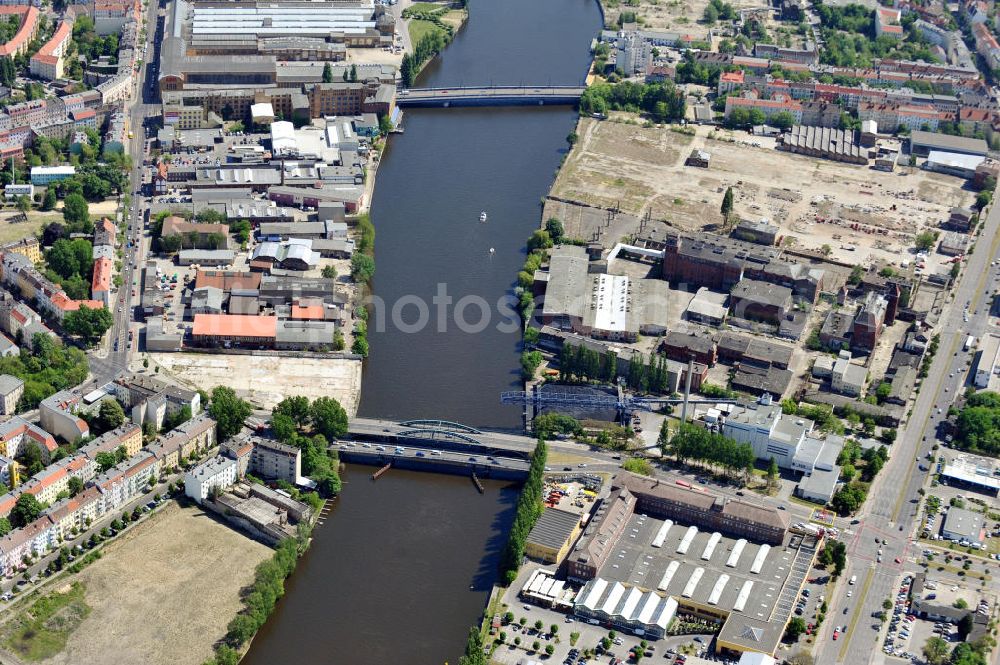 Aerial photograph Berlin - Flußverlauf der Spree mit der Stubenrauchbrücke und Treskowbrücke vorbei an Brachflächen direkt am Ufer in Oberschöneweide und Niederschöneweide. River route of the river Spree with the bridges Stubenrauchbruecke and Treskowbruecke past at brownfields at the riverside in the district Oberschoeneweide and Niederschoeneweide.