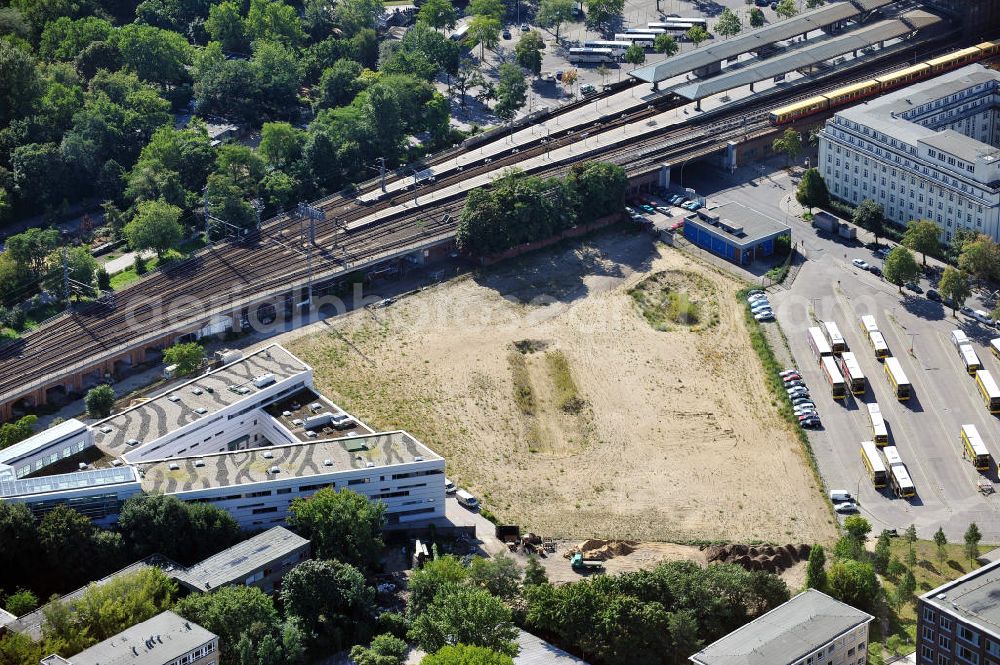 Berlin from above - Brachliegende Fläche an der Hertzallee am S-Bahnhof Zoologischer Garten in Berlin-Mitte. Hier war der Bau des Riesenrads Berlin Wheel geplant. Idle area at the Hertzallee and the station Zoologischer Garten in Berlin-Mitte.