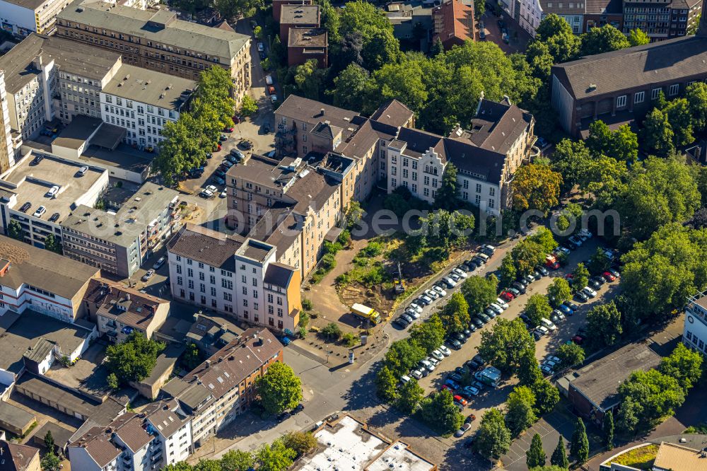 Aerial photograph Duisburg - Fire ruins in the roof structure of the former St. Vincenz-Hospital on Musfeldstrasse in the district Dellviertel in Duisburg in the Ruhr area in the state North Rhine-Westphalia, Germany