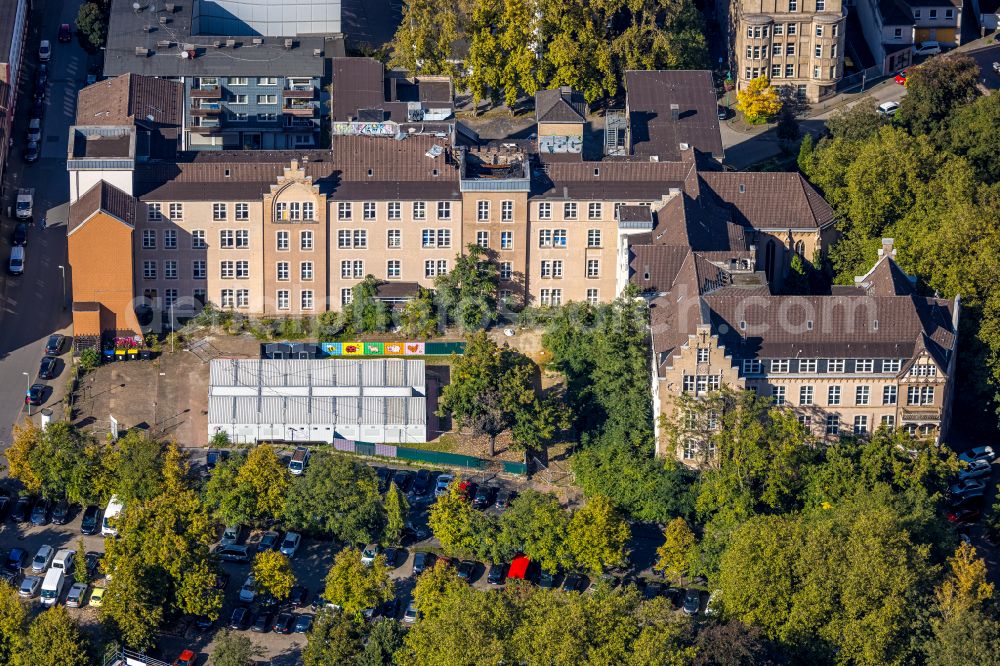 Aerial image Duisburg - Fire ruins in the roof structure of the former St. Vincenz-Hospital on Musfeldstrasse in the district Dellviertel in Duisburg in the Ruhr area in the state North Rhine-Westphalia, Germany