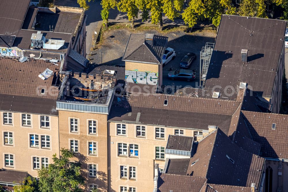 Aerial photograph Duisburg - Fire ruins in the roof structure of the former St. Vincenz-Hospital on Musfeldstrasse in the district Dellviertel in Duisburg in the Ruhr area in the state North Rhine-Westphalia, Germany