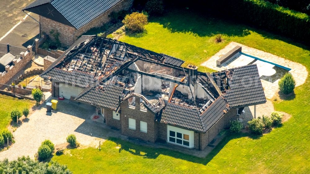 Bottrop from the bird's eye view: Fire- Ruins One family house in a residential area of Armeler Strasse in Bottrop in the state North Rhine-Westphalia