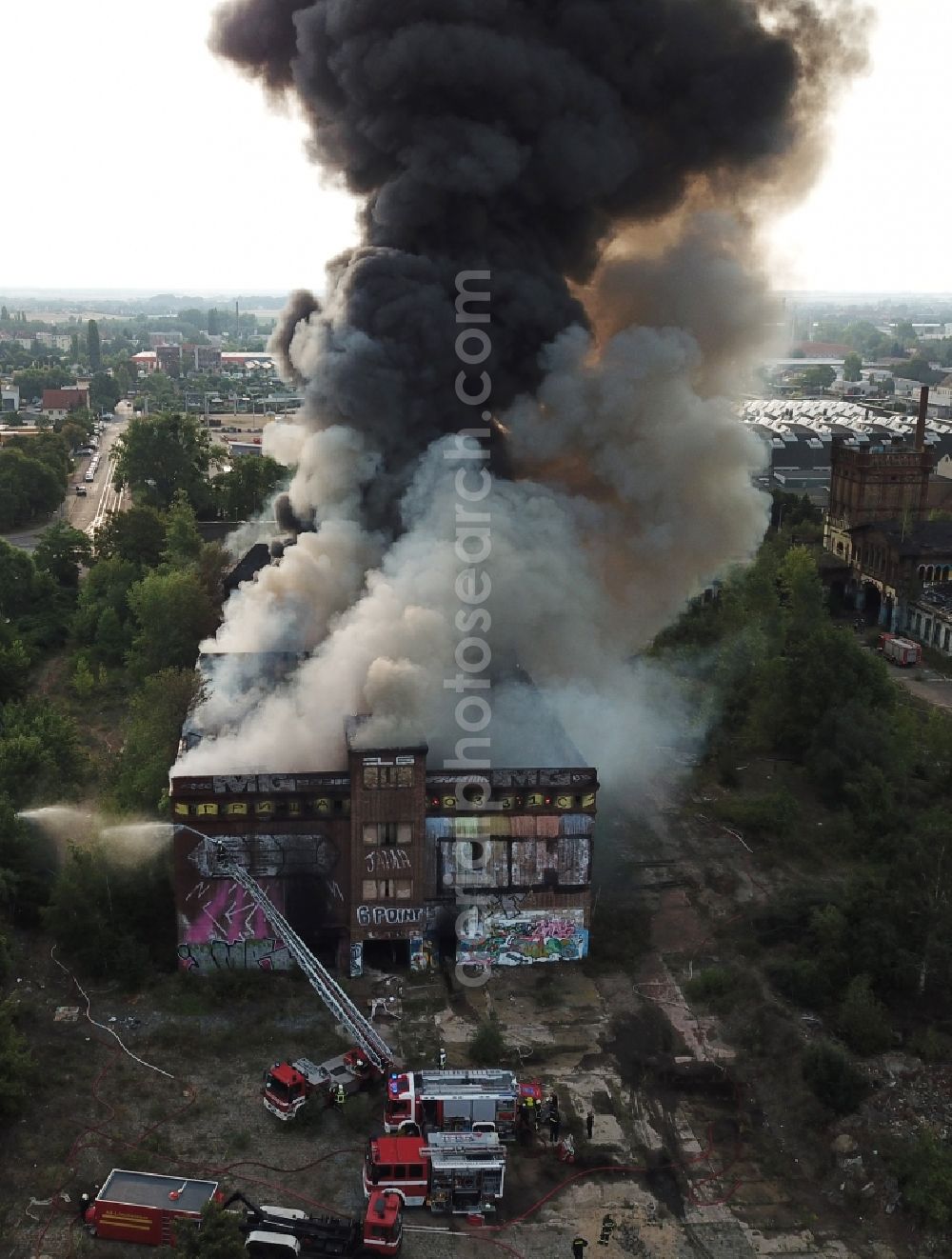 Aerial image Halle (Saale) - Fire Ruin the buildings and halls of the alten Schlachthof on Freiimfelder Strasse in Halle (Saale) in the state Saxony-Anhalt, Germany