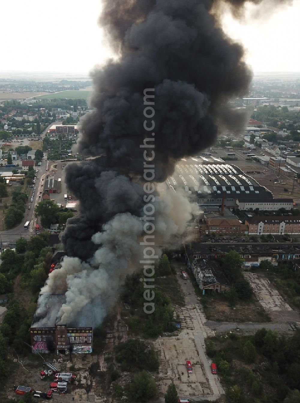 Halle (Saale) from the bird's eye view: Fire Ruin the buildings and halls of the alten Schlachthof on Freiimfelder Strasse in Halle (Saale) in the state Saxony-Anhalt, Germany