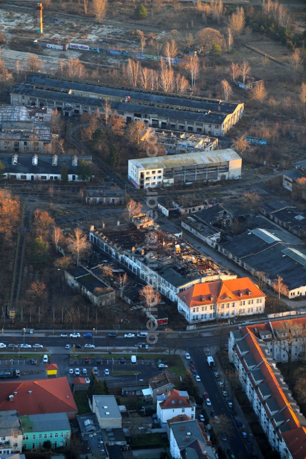 Berlin from the bird's eye view: Fire Ruin the buildings and halls of formerly GDR- company VEB Kuehlautomat on Segelfliegerdonm in the district Johannisthal in Berlin, Germany