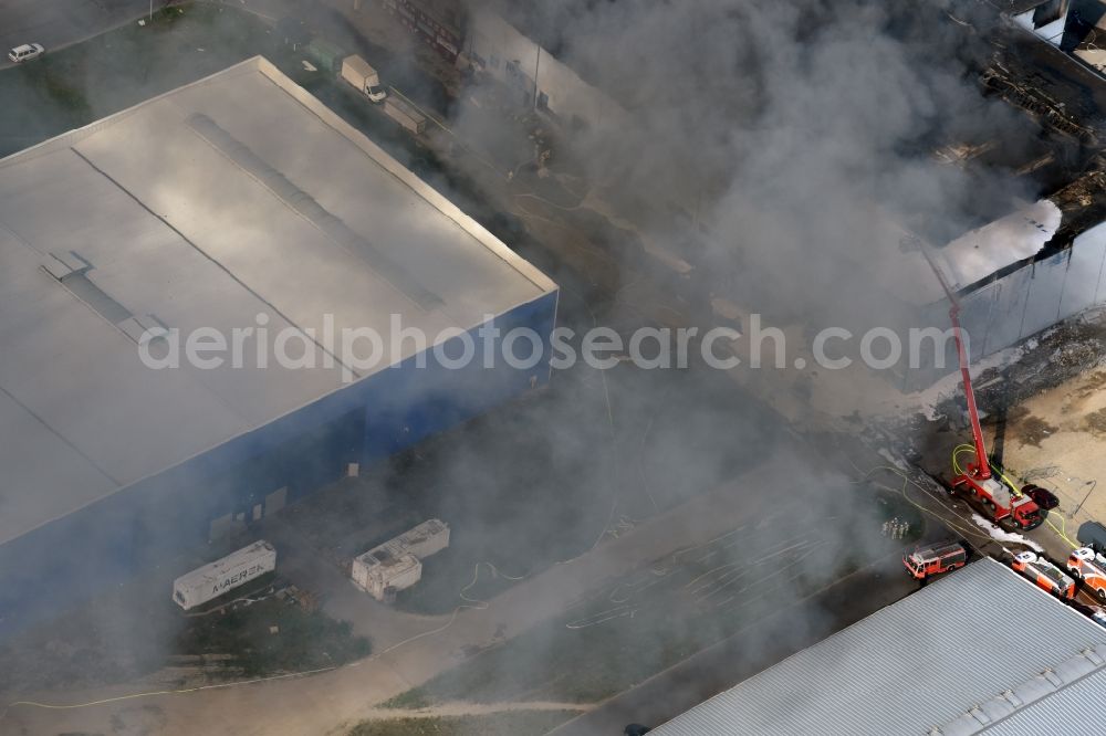 Berlin from the bird's eye view: Fire Ruin the buildings and halls of the vietnamesischen Grossmarkt Dong Xuan-Center an der Herzbergstrasse - Reinhardsbrunner Strasse in Berlin in Berlin, Germany