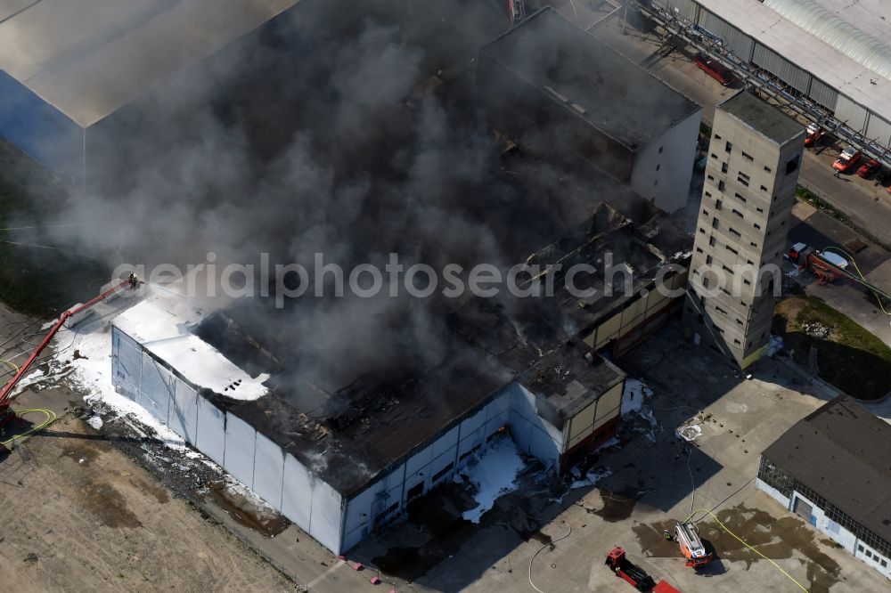 Berlin from the bird's eye view: Fire Ruin the buildings and halls of the vietnamesischen Grossmarkt Dong Xuan-Center an der Herzbergstrasse - Reinhardsbrunner Strasse in Berlin in Berlin, Germany