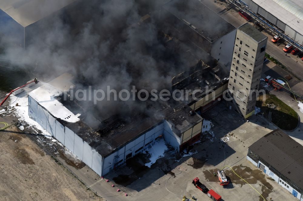 Aerial image Berlin - Fire Ruin the buildings and halls of the vietnamesischen Grossmarkt Dong Xuan-Center an der Herzbergstrasse - Reinhardsbrunner Strasse in Berlin in Berlin, Germany