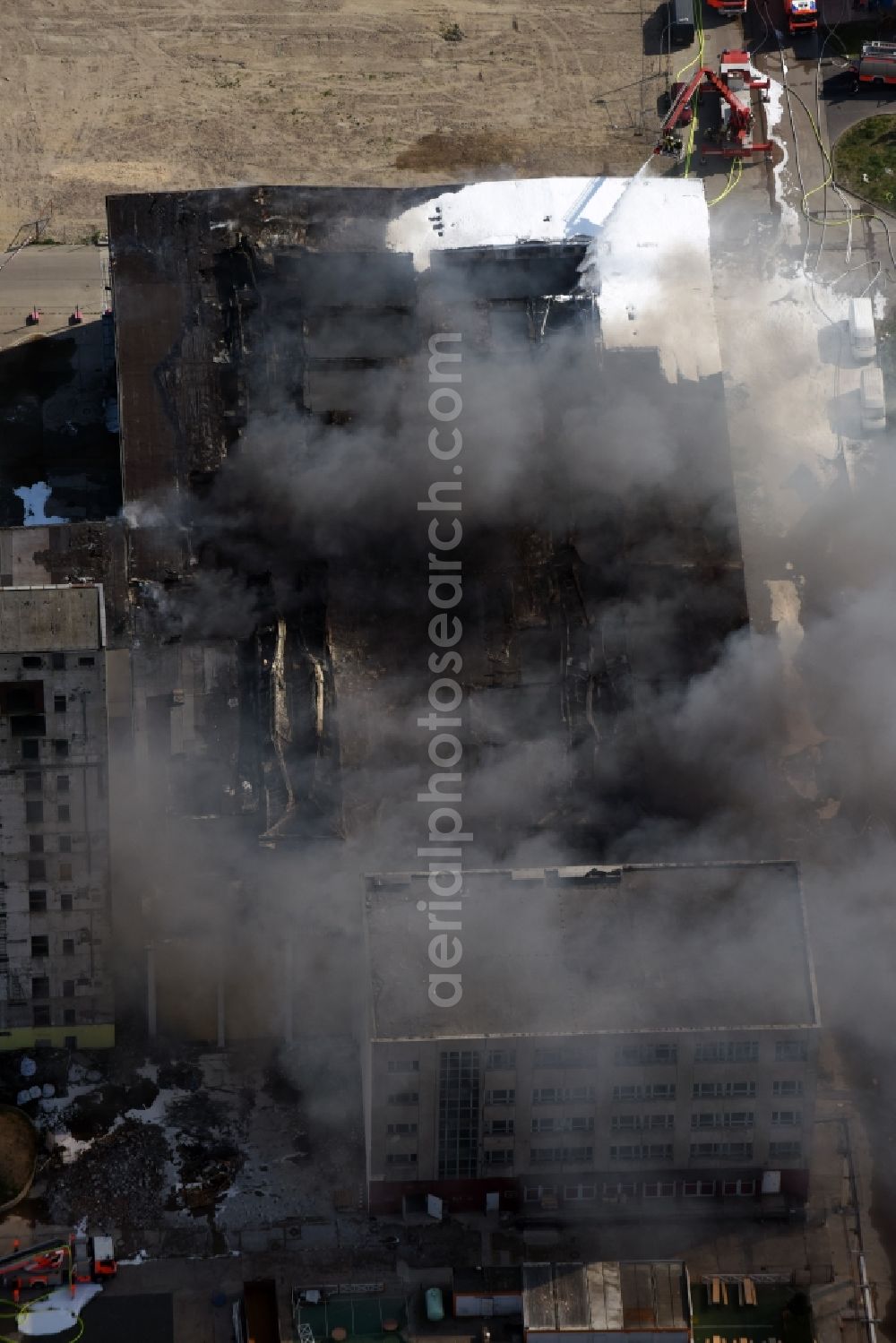 Aerial photograph Berlin - Fire Ruin the buildings and halls of the vietnamesischen Grossmarkt Dong Xuan-Center an der Herzbergstrasse - Reinhardsbrunner Strasse in Berlin in Berlin, Germany