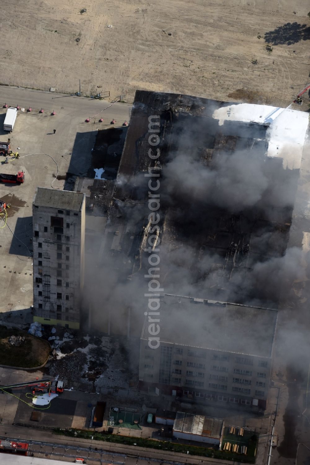 Berlin from above - Fire Ruin the buildings and halls of the vietnamesischen Grossmarkt Dong Xuan-Center an der Herzbergstrasse - Reinhardsbrunner Strasse in Berlin in Berlin, Germany