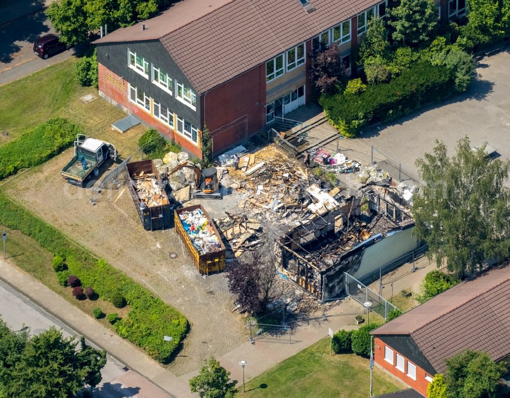 Aerial image Hattingen - Fire ruin on the grounds of the primary school Bruchfeld in Hattingen in North Rhine-Westphalia