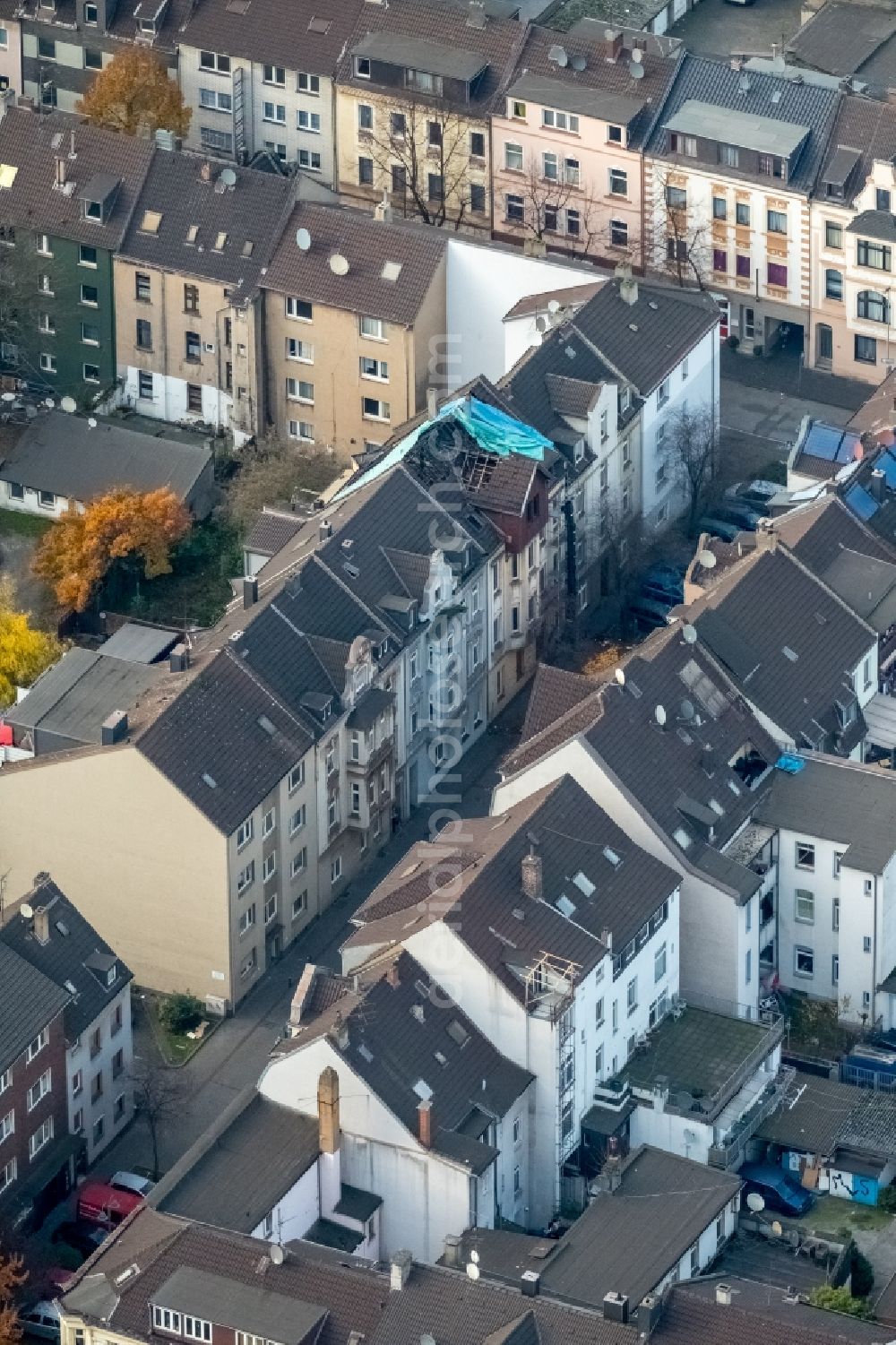 Aerial photograph Duisburg - Fire- Ruins family house in a residential area at the Franz-Julius-Strasse in the district Marxloh in Duisburg in the state North Rhine-Westphalia