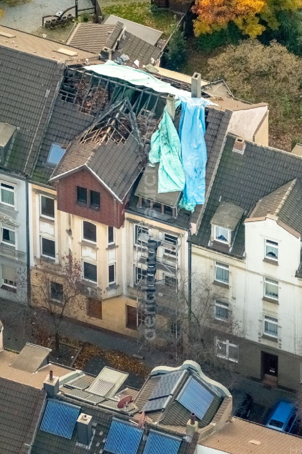 Duisburg from above - Fire- Ruins family house in a residential area at the Franz-Julius-Strasse in the district Marxloh in Duisburg in the state North Rhine-Westphalia