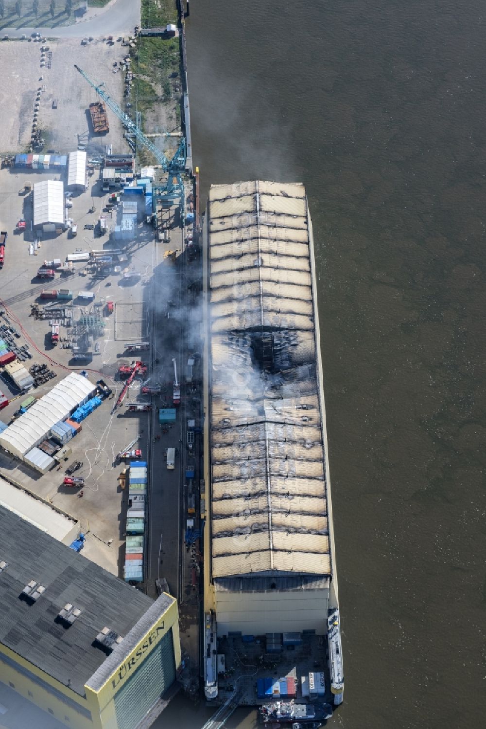 Lemwerder from the bird's eye view: Shipyard - site of the Luerssen Werft GmbH & Co. KG on Industriestrasse in the district Vegesack in Lemwerder in the state Lower Saxony, Germany,