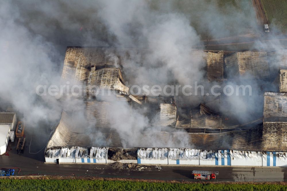 Aerial photograph Schneidenbach - Fire exposure and smoke formation on the storage of Glitzner Entsorgung GmbH on street Weissensander Weg in Schneidenbach in the state Saxony, Germany