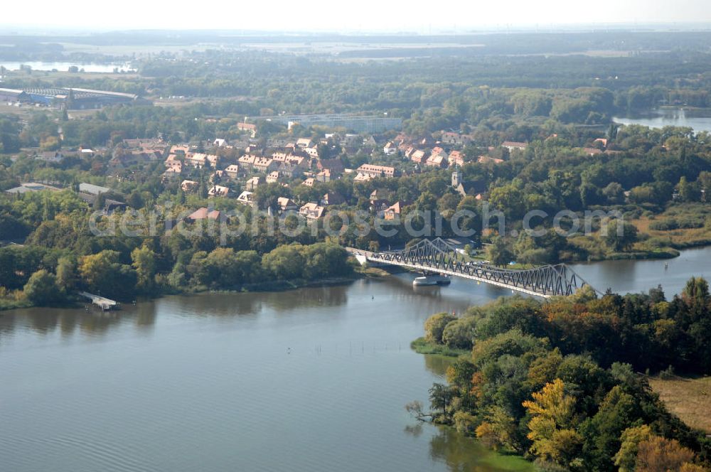 Aerial photograph Brandenburg OT Kirchmöser - Blick auf die Seegartenbrücke, welche die Ortsteile Plaue und Kirchmöser über den Wendsee miteinan der verbindet. Die Brücke wurde durch einen Neubau ersetzt und im Jahr 2006 fertiggestellt.