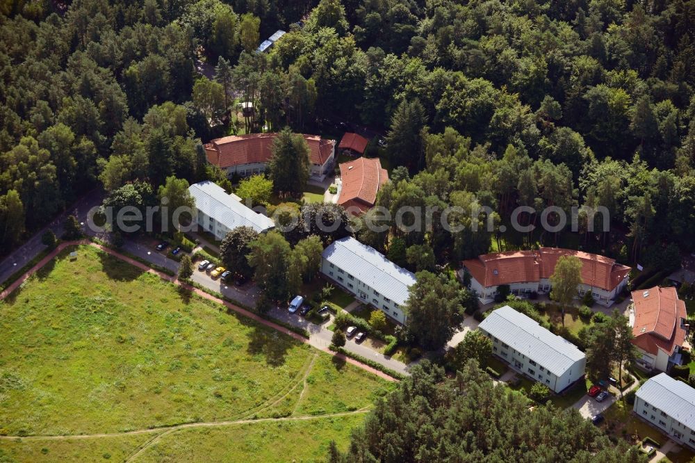 Aerial photograph Bernau - View the clinic Brandenburg Bernau Waldfrieden on the grounds of the former residential area of the GDR government forest village near Bernau in Brandenburg under the leadership of Michel's Hospital Berlin-Brandenburg. Here to see residential buildings on the site