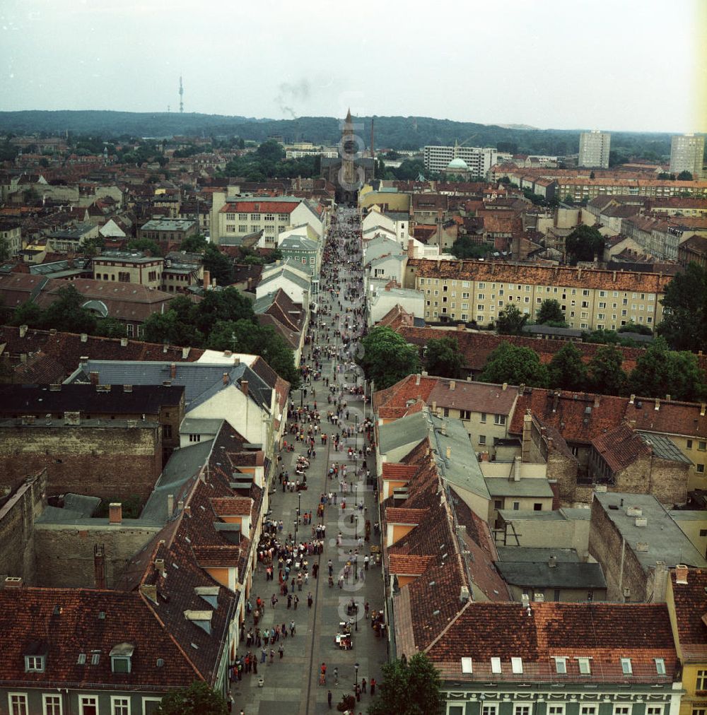 Aerial photograph Potsdam - Passanten beim Einkaufsbummel. Blick die Brandenburger Straße entlang auf die Katholische Probsteikirche St. Peter und Paul. Auf Höhe der Jägerstraße. Rechts neber der St. Peter und Paul Kirche die Kuppel der Französische Kirche sichtbar.