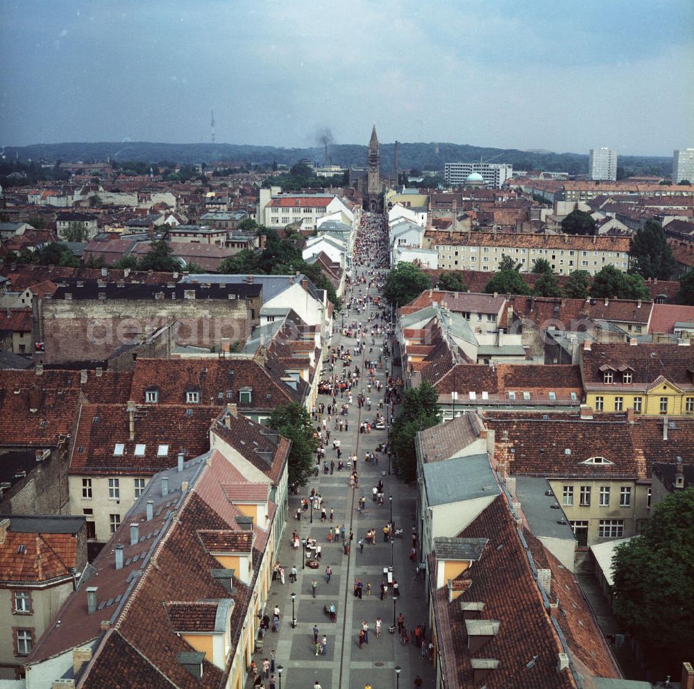 Aerial image Potsdam - Passanten beim Einkaufsbummel. Brandenburger Straße mit Blick auf die Katholische Probsteikirche St. Peter und Paul. Rechts neber der St. Peter und Paul Kirche die Kuppel der Französische Kirche sichtbar.