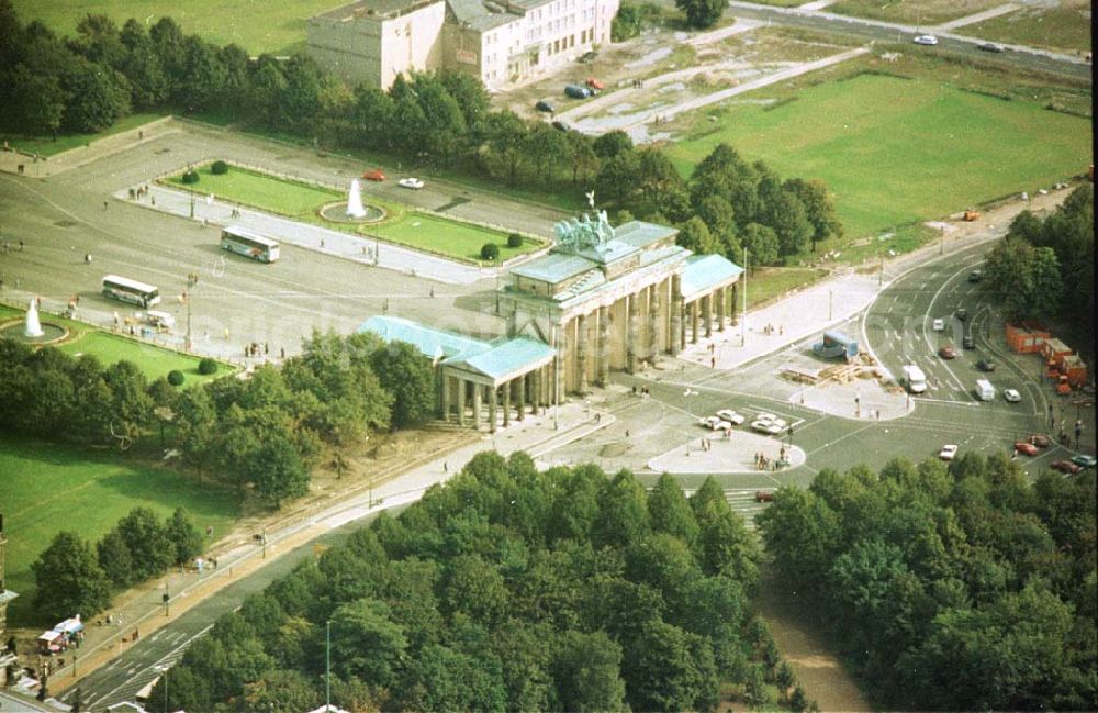 Brandenburger Tor from the bird's eye view: 05.09.1993 Brandenburger Tor