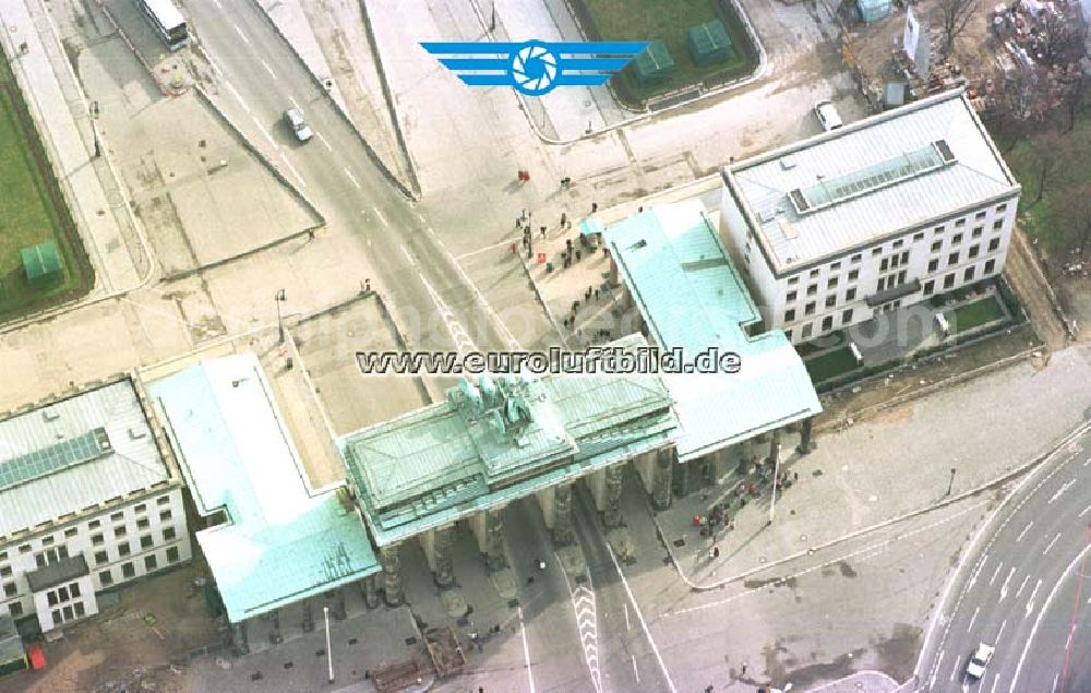 Berlin from the bird's eye view: View of the Brandenburg Gate at the Pariser Platz in Berlin