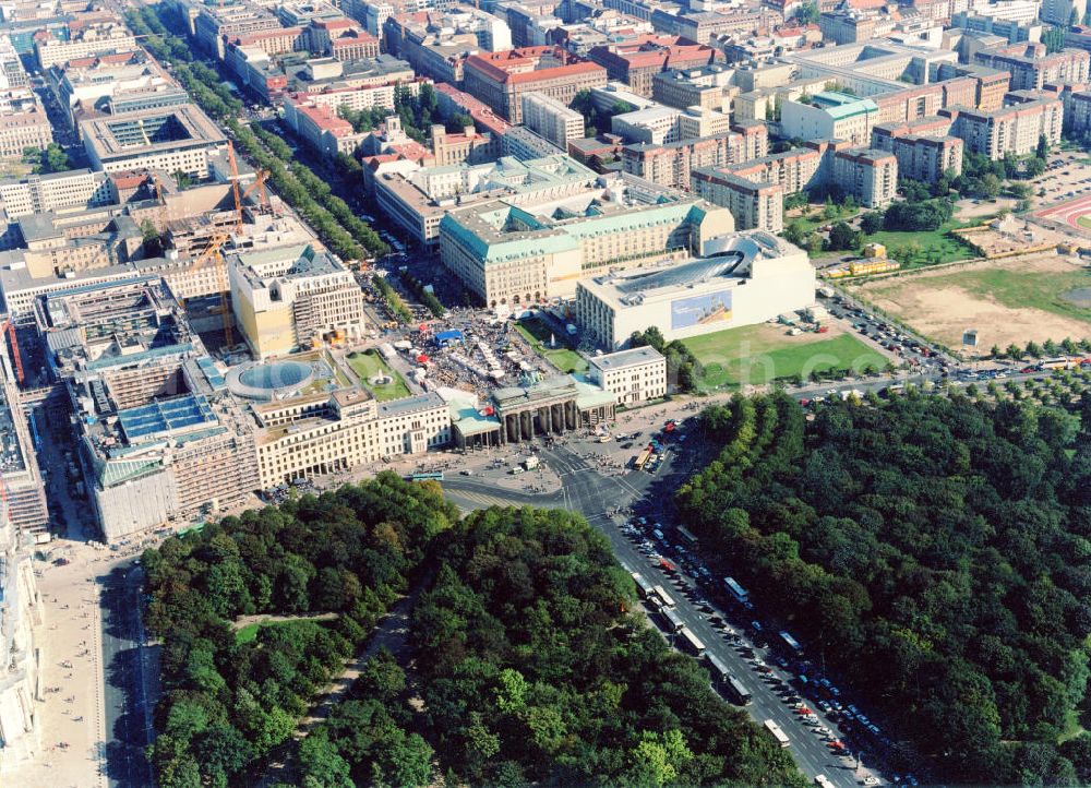 Berlin Mitte from above - Blick auf eine Veranstaltung auf dem Pariser Platz am Brandenburger Tor und die Parkanlagen um die Straße des 17.Juni in Berlin-Mitte. Mit im Bild die Akademie der Künste, die französische, britische und amerikanische Botschaft. Qualität der Originalvorlage.View of an event on the Pariser Platz at the Brandenburg Gate and the parks around the road of June 17 in Berlin-Mitte. Also pictured, the Academy of Arts, French, British and American Embassy. Quality of the original artwork.