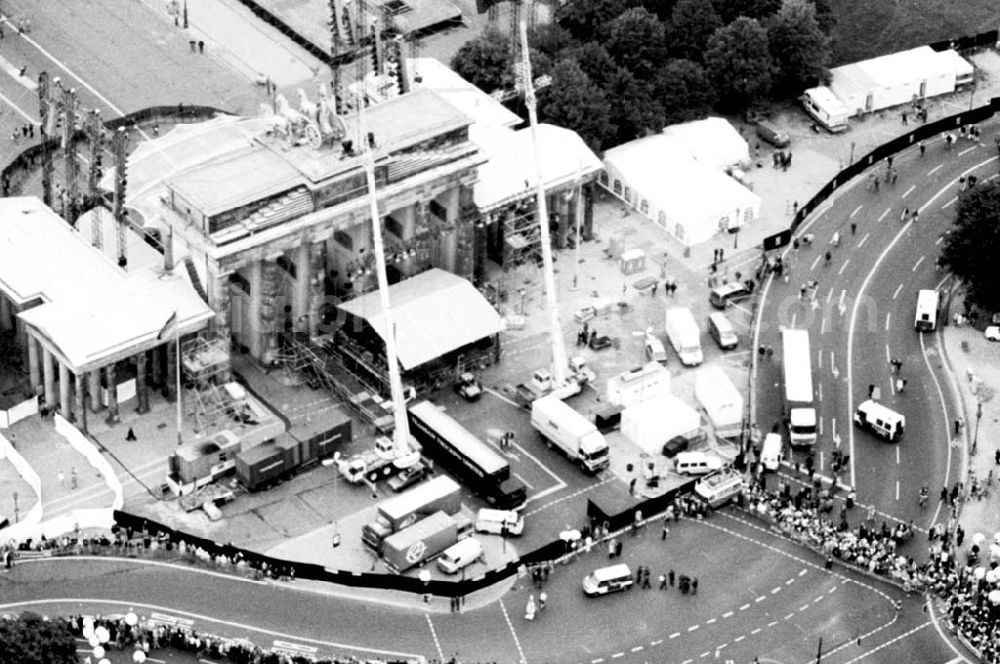 Berlin from the bird's eye view: 02.10.1994 Brandenburger Tor Berlin-Tiergarten