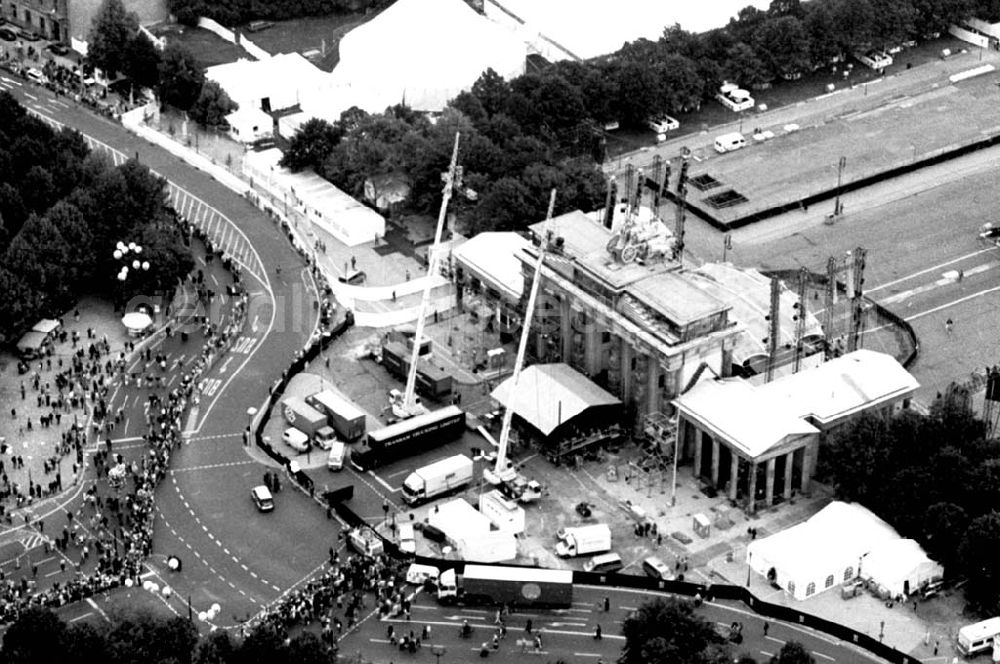 Berlin from the bird's eye view: 02.10.1994 Brandenburger Tor Berlin-Tiergarten