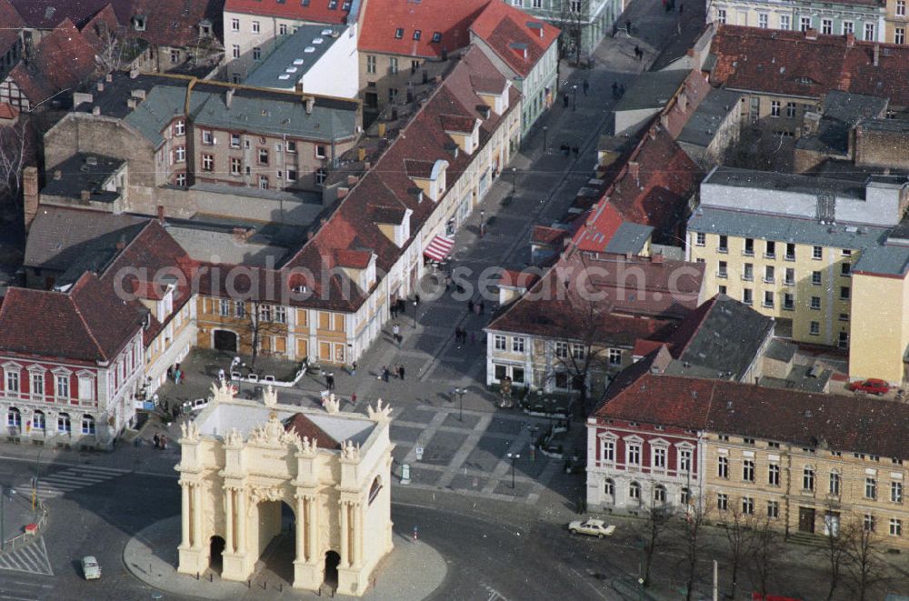 Aerial image Potsdam - Blick auf das Brandenburger Tor am Luisenplatz in Potsdam. Es wurde 1770/71 von Carl von Gontard und Georg Christian Unger im Auftrag Friedrichs II. gebaut. Es steht am westlichen Ende der Brandenburger Straße. Brandenburg Gate at Luisenplatz in Potsdam.