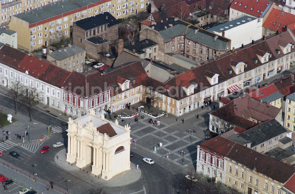 Aerial photograph Potsdam - Blick auf das Brandenburger Tor am Luisenplatz in Potsdam. Es wurde 1770/71 von Carl von Gontard und Georg Christian Unger im Auftrag Friedrichs II. gebaut. Es steht am westlichen Ende der Brandenburger Straße. Brandenburg Gate at Luisenplatz in Potsdam.