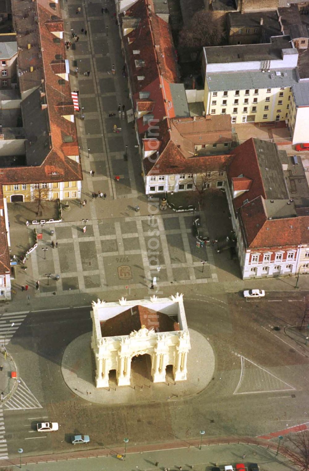 Potsdam from the bird's eye view: Blick auf das Brandenburger Tor am Luisenplatz in Potsdam. Es wurde 1770/71 von Carl von Gontard und Georg Christian Unger im Auftrag Friedrichs II. gebaut. Es steht am westlichen Ende der Brandenburger Straße. Brandenburg Gate at Luisenplatz in Potsdam.