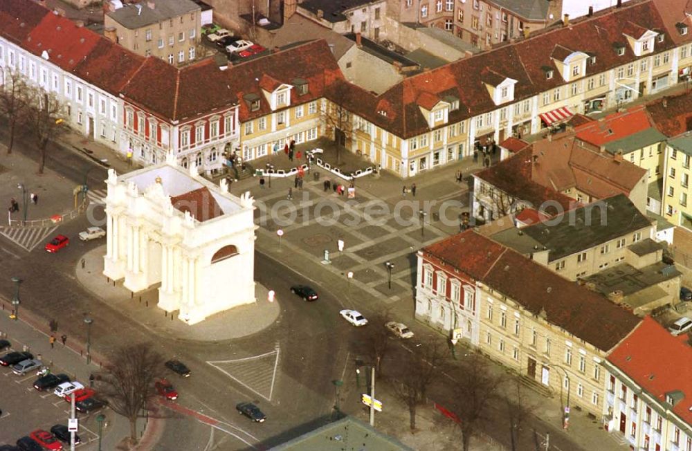 Aerial photograph Potsdam - Blick auf das Brandenburger Tor am Luisenplatz in Potsdam. Es wurde 1770/71 von Carl von Gontard und Georg Christian Unger im Auftrag Friedrichs II. gebaut. Es steht am westlichen Ende der Brandenburger Straße. Brandenburg Gate at Luisenplatz in Potsdam.