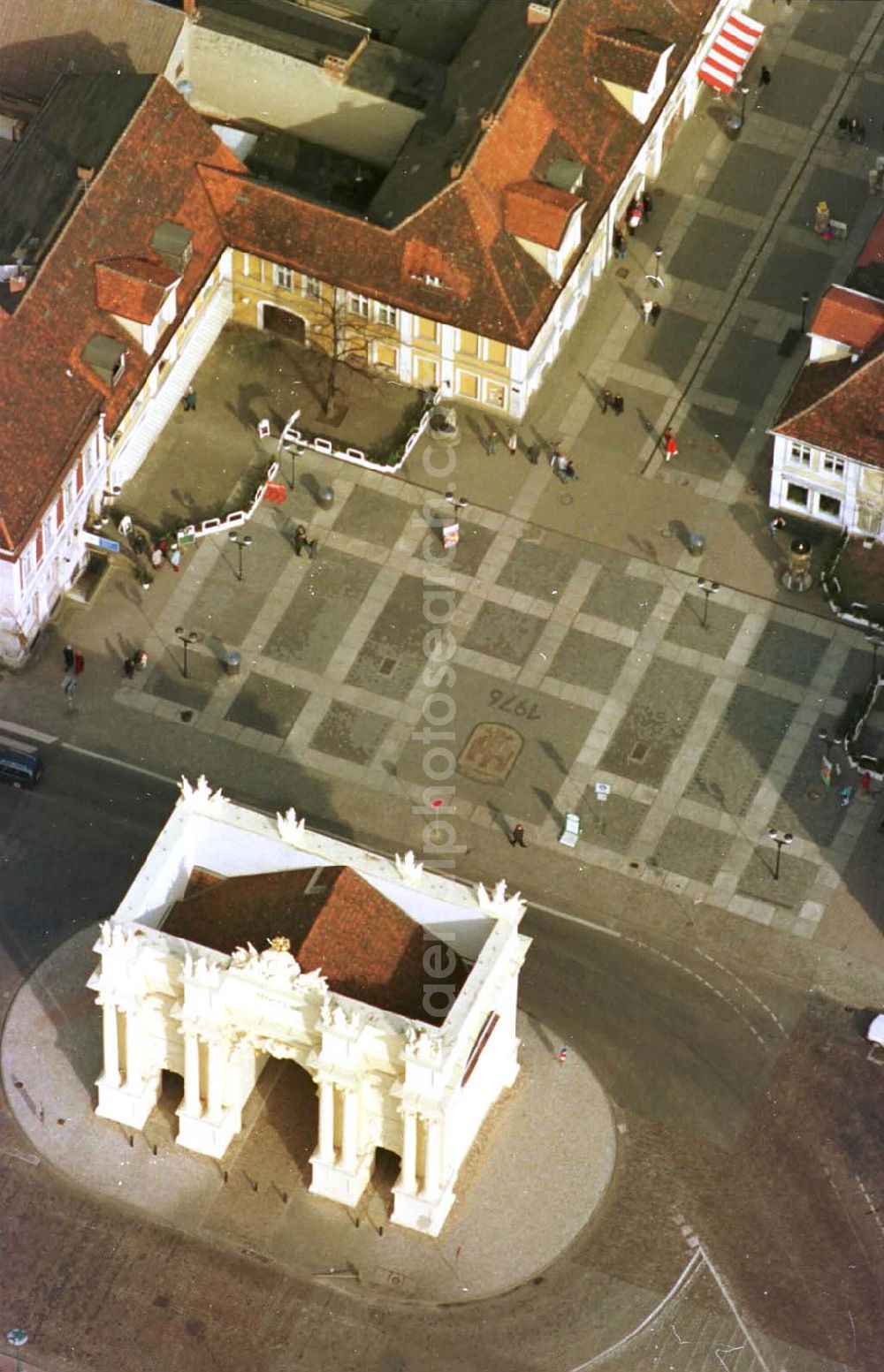 Potsdam from above - Blick auf das Brandenburger Tor am Luisenplatz in Potsdam. Es wurde 1770/71 von Carl von Gontard und Georg Christian Unger im Auftrag Friedrichs II. gebaut. Es steht am westlichen Ende der Brandenburger Straße. Brandenburg Gate at Luisenplatz in Potsdam.