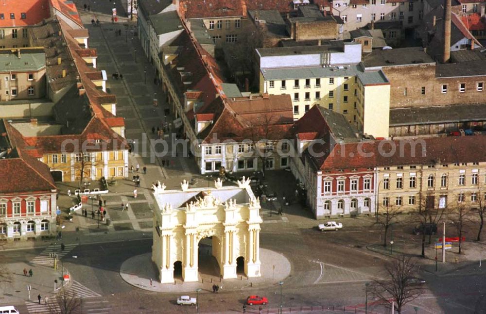 Aerial photograph Potsdam - Blick auf das Brandenburger Tor am Luisenplatz in Potsdam. Es wurde 1770/71 von Carl von Gontard und Georg Christian Unger im Auftrag Friedrichs II. gebaut. Es steht am westlichen Ende der Brandenburger Straße. Brandenburg Gate at Luisenplatz in Potsdam.