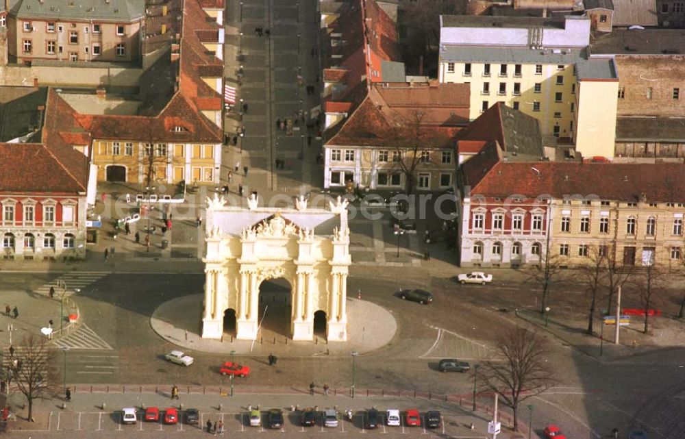 Potsdam from the bird's eye view: Blick auf das Brandenburger Tor am Luisenplatz in Potsdam. Es wurde 1770/71 von Carl von Gontard und Georg Christian Unger im Auftrag Friedrichs II. gebaut. Es steht am westlichen Ende der Brandenburger Straße. Brandenburg Gate at Luisenplatz in Potsdam.