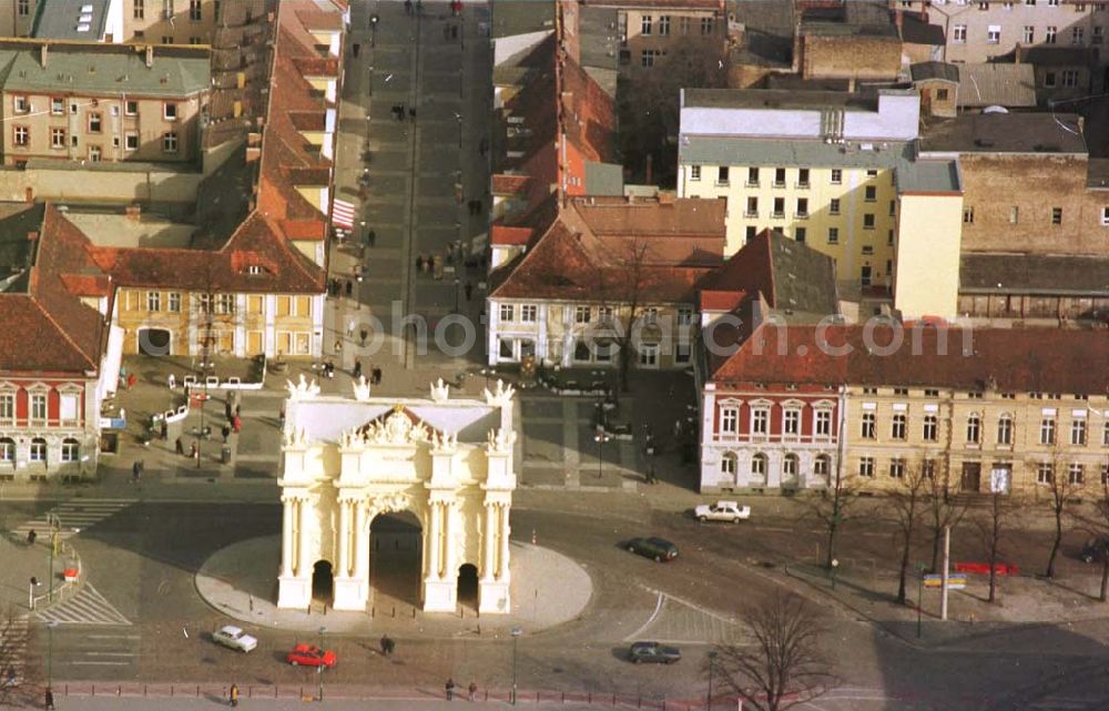 Aerial image Potsdam - Blick auf das Brandenburger Tor am Luisenplatz in Potsdam. Es wurde 1770/71 von Carl von Gontard und Georg Christian Unger im Auftrag Friedrichs II. gebaut. Es steht am westlichen Ende der Brandenburger Straße. Brandenburg Gate at Luisenplatz in Potsdam.