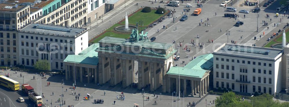 Berlin from the bird's eye view: View of the Brandenburg Gate at the square Pariser Platz in Berlin-Mitte