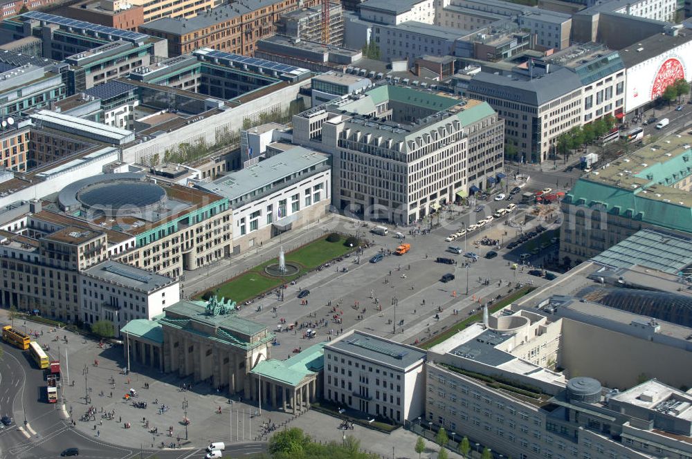 Aerial image Berlin - View of the Brandenburg Gate at the square Pariser Platz in Berlin-Mitte