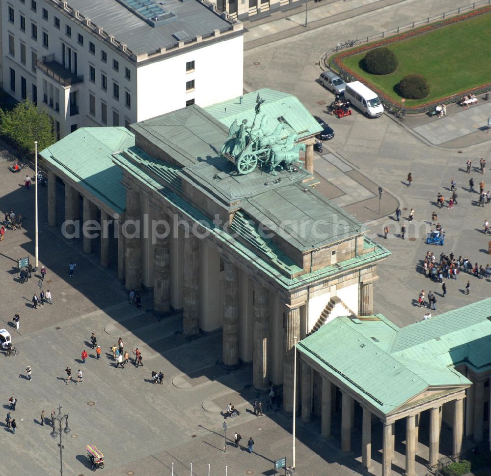 Berlin from the bird's eye view: View of the Brandenburg Gate at the square Pariser Platz in Berlin-Mitte