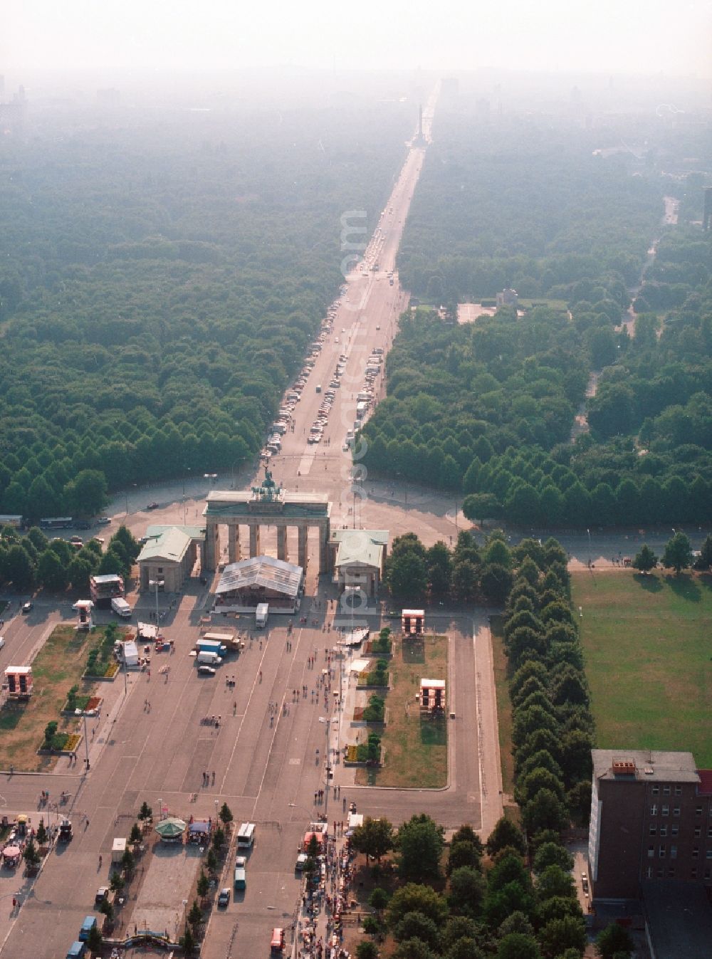 Berlin from above - Site at the Brandenburg Gate in Berlin. The Brandenburg Gate forms with the Pariser Platz the conclusion of the Unter den Linden. On the west side of the gate is the place of the March 18, at the Strasse des 17. Juni begins, which passes through the Tiergarten