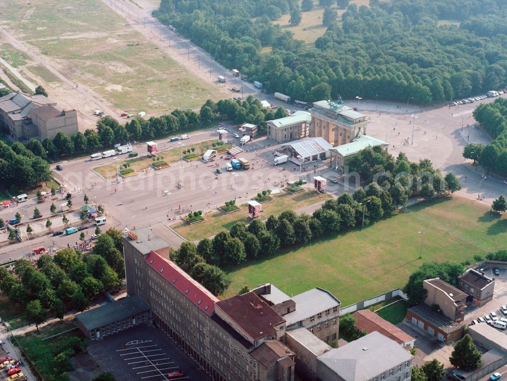 Berlin from the bird's eye view: Site at the Brandenburg Gate in Berlin. The Brandenburg Gate forms with the Pariser Platz the conclusion of the Unter den Linden. On the west side of the gate is the place of the March 18, at the Strasse des 17. Juni begins, which passes through the Tiergarten