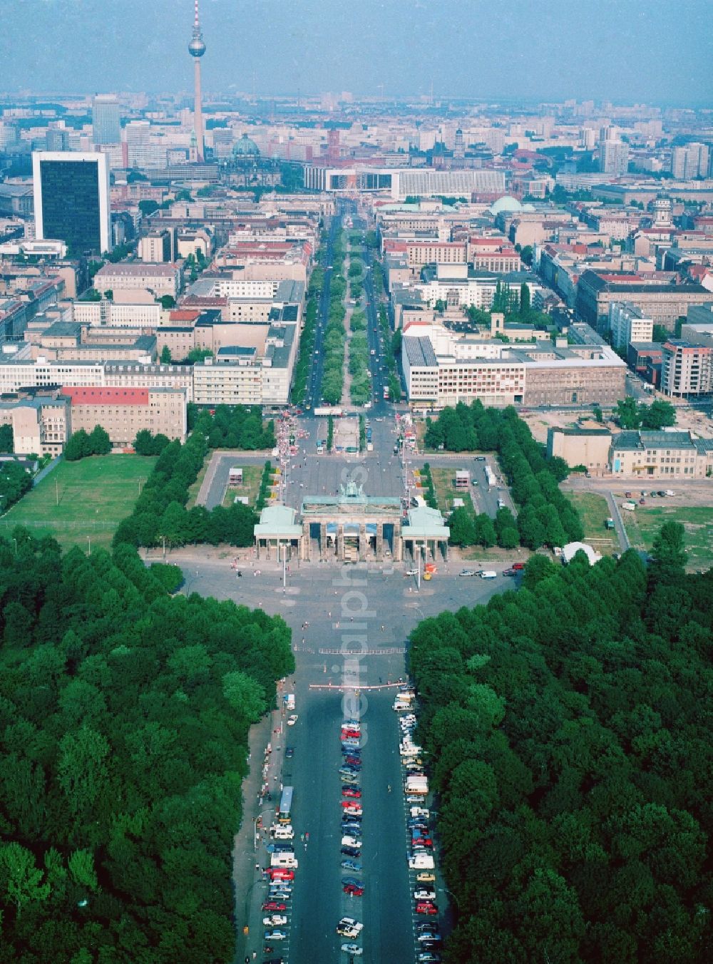 Aerial image Berlin - Site at the Brandenburg Gate in Berlin. The Brandenburg Gate forms with the Pariser Platz the conclusion of the Unter den Linden. On the west side of the gate is the place of the March 18, at the Strasse des 17. Juni begins, which passes through the Tiergarten