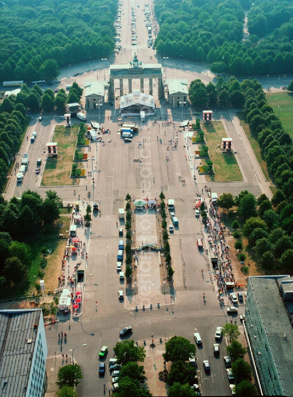 Aerial photograph Berlin - Site at the Brandenburg Gate in Berlin. The Brandenburg Gate forms with the Pariser Platz the conclusion of the Unter den Linden. On the west side of the gate is the place of the March 18, at the Strasse des 17. Juni begins, which passes through the Tiergarten